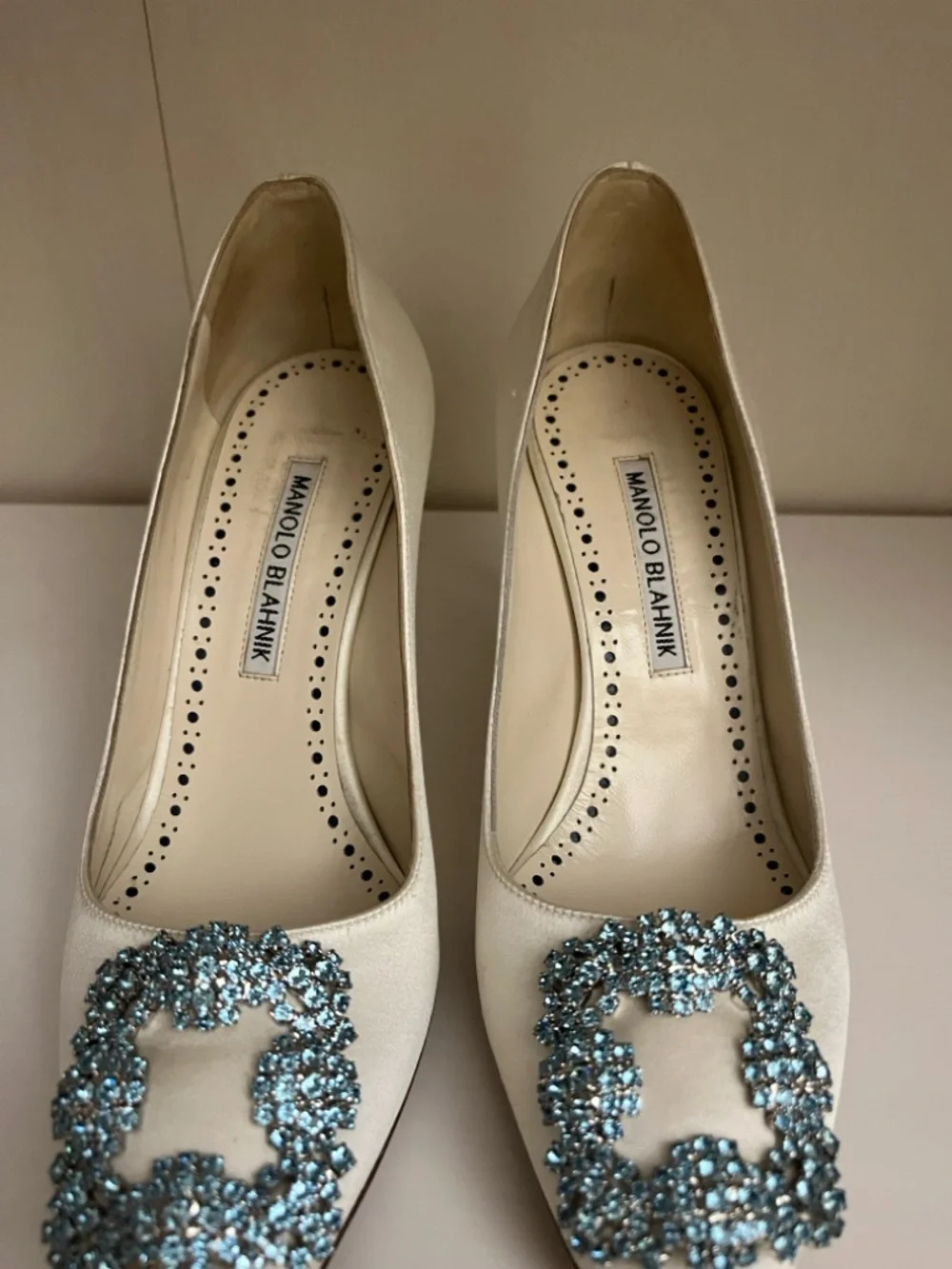 Manolo Blahnik Hangisi 90 Satin Pump with Blue Crystal Buckle 35.5 - Picture 1 of 15